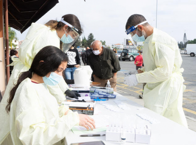 Αρχίζει το πρόγραμμα ελέγχου με rapid test των εργαζομένων που επαναδραστηριοποιούνται στις 8 Φεβρουαρίου
